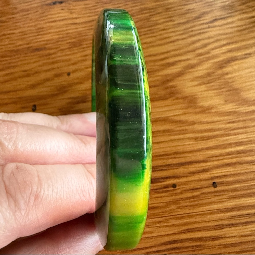 Vintage green marbled “spinach” Bakelite bangle - Picture 3 of 7